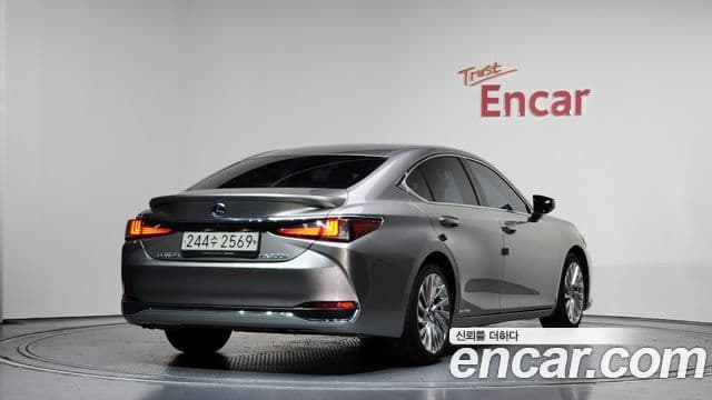 Lexus ES300h 2018 — ფოტო 2/20