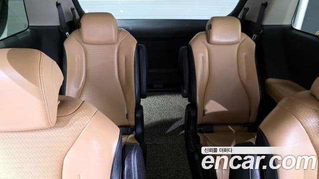 Kia Carnival 2021 — ფოტო 13/20