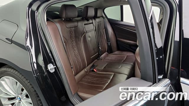 BMW 5 Series 2018 — Şəkil 12/20