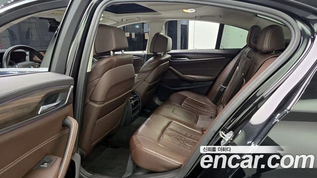 BMW 5 Series 2018 — Şəkil 13/20