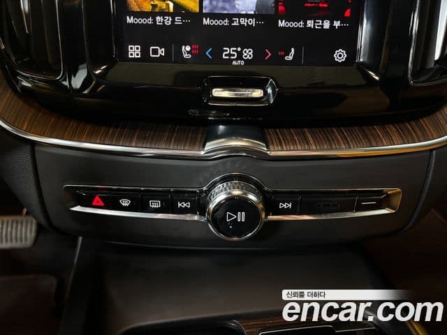 Volvo XC60 2022 — Şəkil 12/18