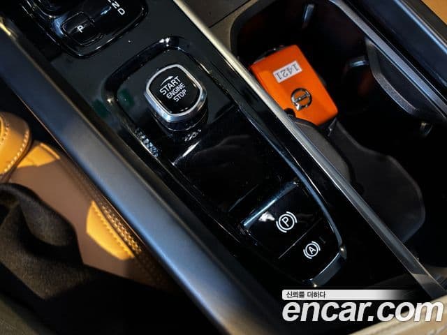 Volvo XC60 2022 — Şəkil 13/18