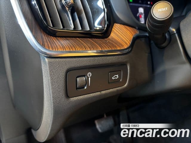 Volvo XC60 2022 — Şəkil 14/18