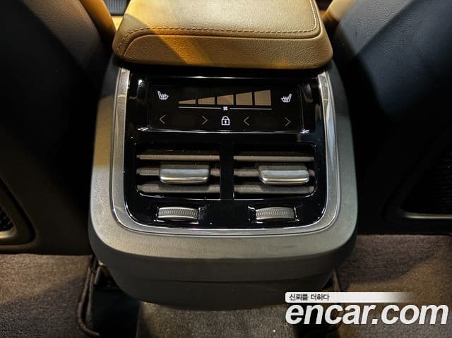 Volvo XC60 2022 — Şəkil 15/18