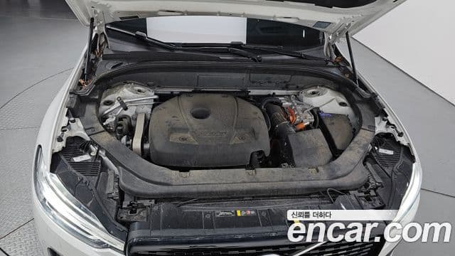 Volvo XC60 2021 — ფოტო 6/20
