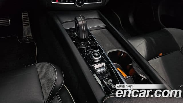 Volvo XC60 2021 — ფოტო 9/20
