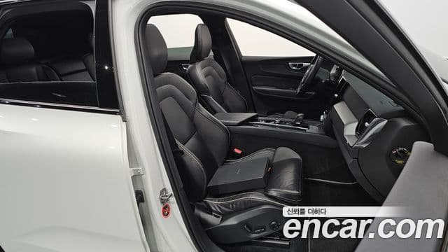 Volvo XC60 2021 — ფოტო 10/20