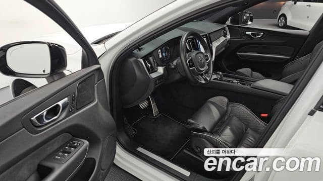 Volvo XC60 2021 — Photo 16/20