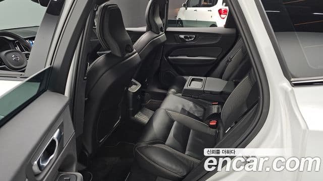 Volvo XC60 2021 — ფოტო 12/20