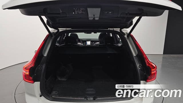 Volvo XC60 2021 — Photo 8/20