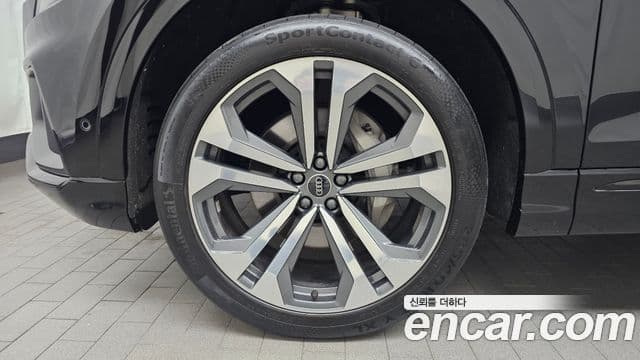 Audi Q8 2023 — Photo 8/20