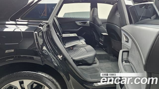 Audi Q8 2023 — Photo 9/20