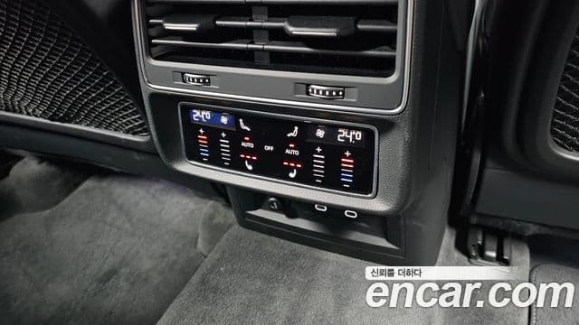 Audi Q8 2023 — Photo 7/20