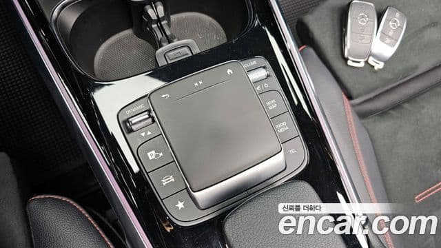 Mercedes-Benz GLB-Class 2021 — ფოტო 18/20