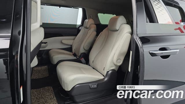 Kia Carnival 2022 — фото 12 из 20