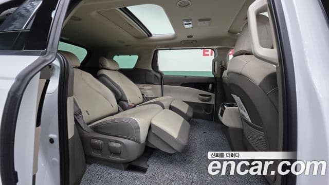 Kia Carnival 2022 — ფოტო 19/20