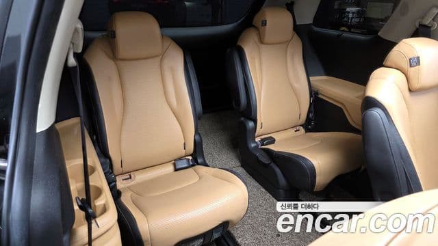 Kia Carnival 2021 — фото 13 из 20