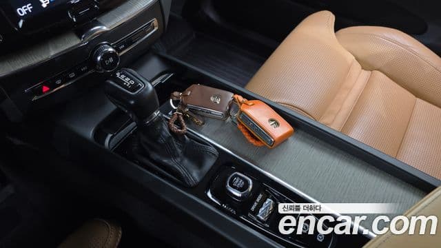 Volvo XC60 2019 — ფოტო 9/20