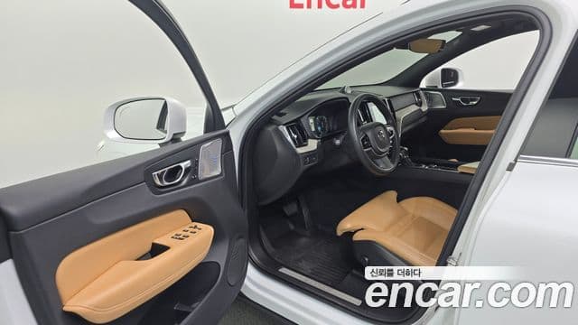 Volvo XC60 2019 — ფოტო 10/20