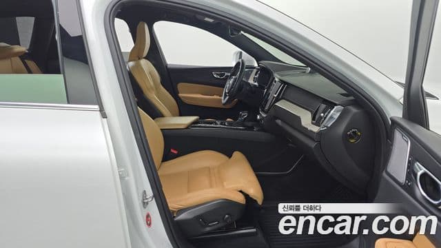 Volvo XC60 2019 — ფოტო 11/20