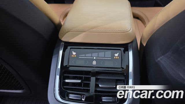 Volvo XC60 2019 — ფოტო 18/20