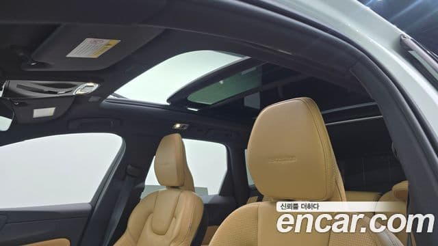 Volvo XC60 2019 — ფოტო 19/20
