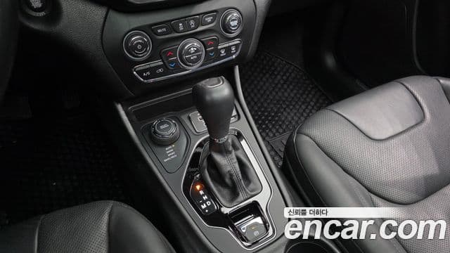 Jeep Cherokee 2021 — Şəkil 9/20