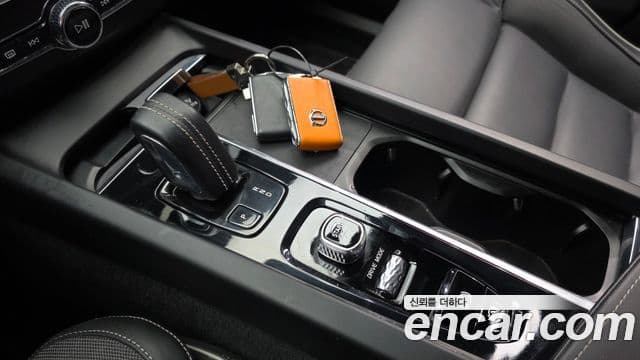 Volvo XC60 2021 — Şəkil 8/20