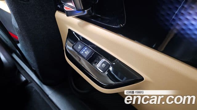 Kia Carnival 2022 — ფოტო 19/20