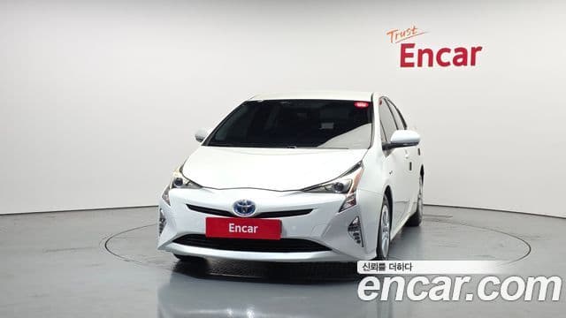 Toyota Prius 2018 — ფოტო 3/20