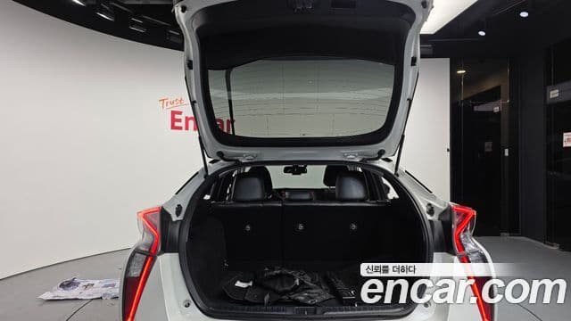 Toyota Prius 2018 — ფოტო 20/20
