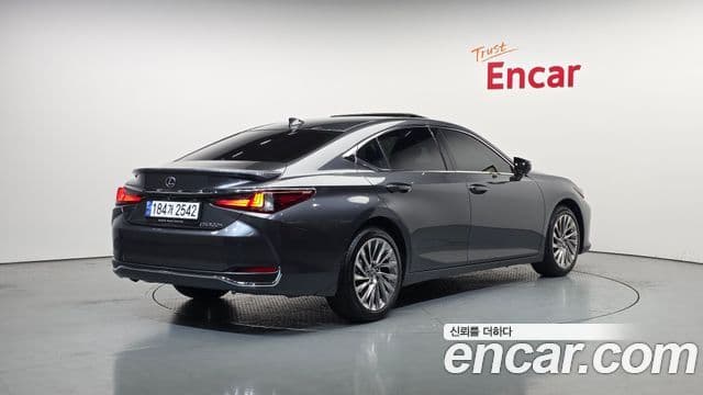 Lexus ES300h 2024 — Photo 15/20