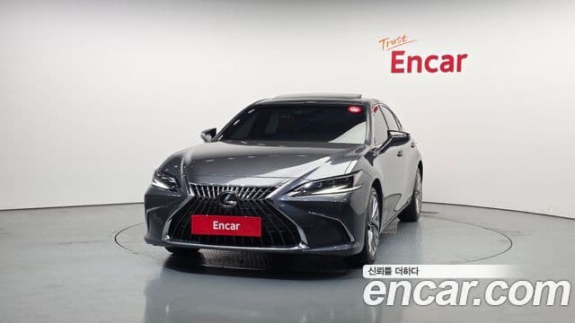 Lexus ES300h 2024 — Photo 8/20