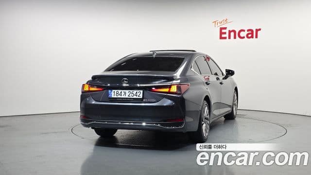Lexus ES300h 2024 — Photo 10/20