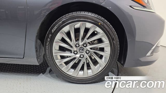 Lexus ES300h 2024 — Photo 18/20