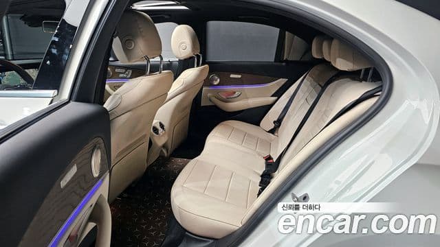 Mercedes-Benz E-Class 2023 — ფოტო 13/20
