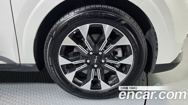 Kia Carnival 2023 — ფოტო 5/20