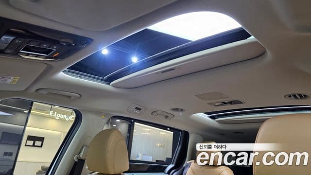 Kia Carnival 2023 — ფოტო 7/20