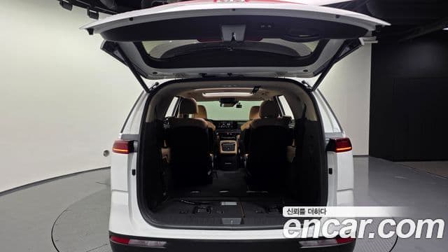 Kia Carnival 2023 — ფოტო 8/20