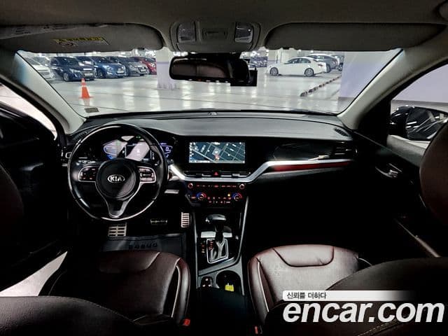 Kia Niro 2019 — ფოტო 14/17