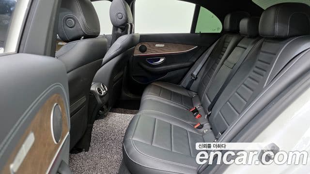 Mercedes-Benz E-Class 2022 — Фото 12/20