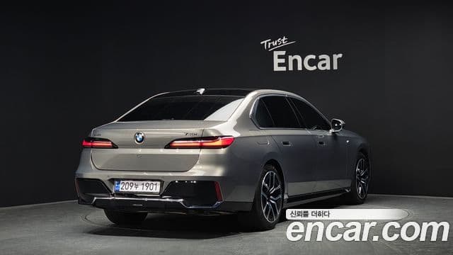 BMW 7 Series 2024 — Photo 18/37