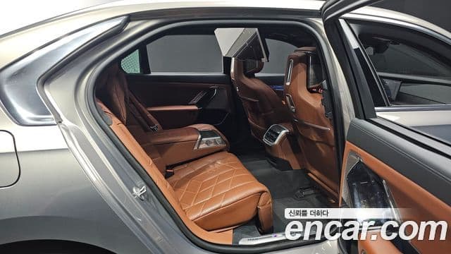 BMW 7 Series 2024 — Photo 9/37