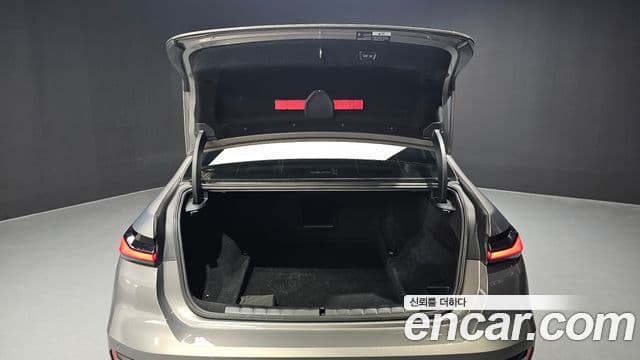 BMW 7 Series 2024 — Photo 12/37