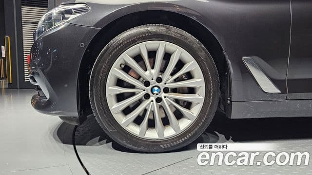 BMW 5 Series 2019 — ფოტო 7/20