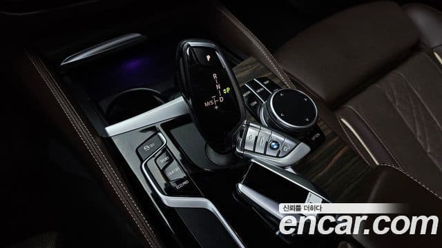 BMW 5 Series 2019 — ფოტო 15/20