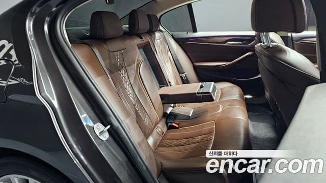 BMW 5 Series 2019 — ფოტო 14/20