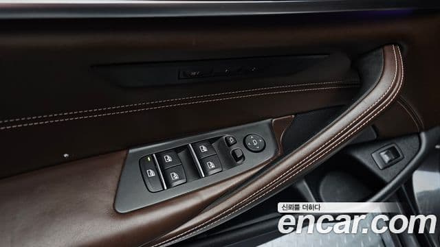 BMW 5 Series 2019 — ფოტო 8/20
