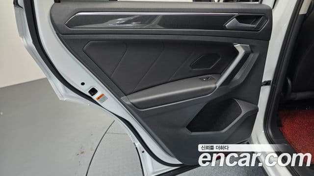 Volkswagen Tiguan 2021 — Photo 8/36