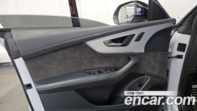 Audi Q8 2022 — Photo 18/31